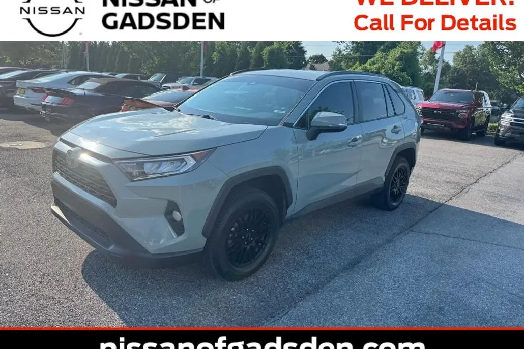 2020 Toyota RAV4 XLE photo 1