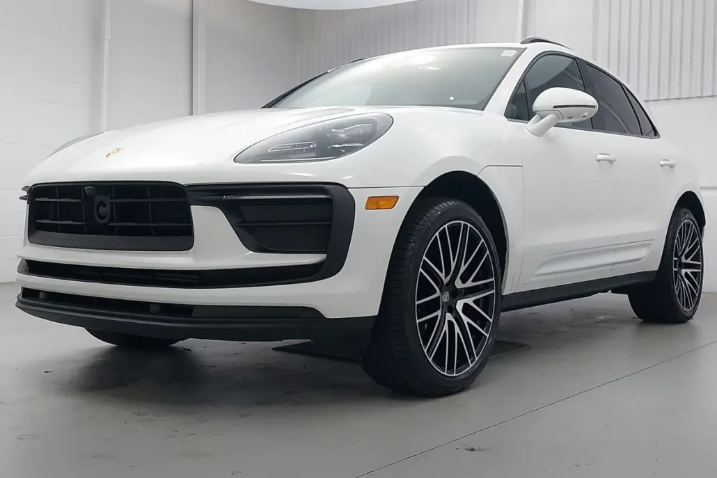 2025 Porsche Macan T photo 1