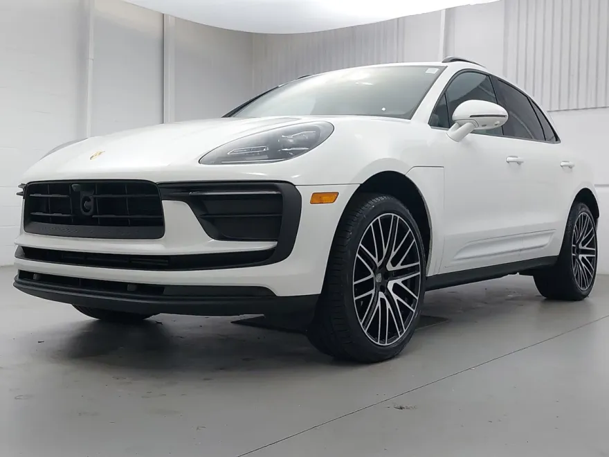 2025 Porsche Macan T photo 1