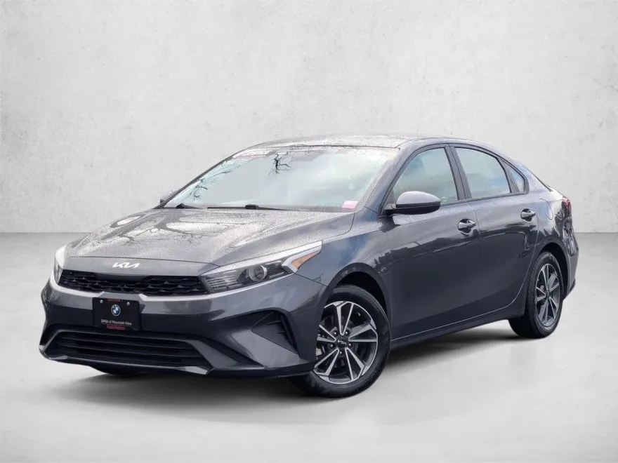 2023 Kia Forte LXS photo 1