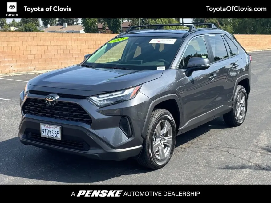 2025 Toyota RAV4 Hybrid LE photo 1