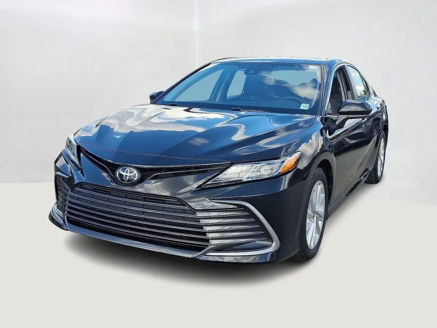2023 Toyota Camry LE photo 1