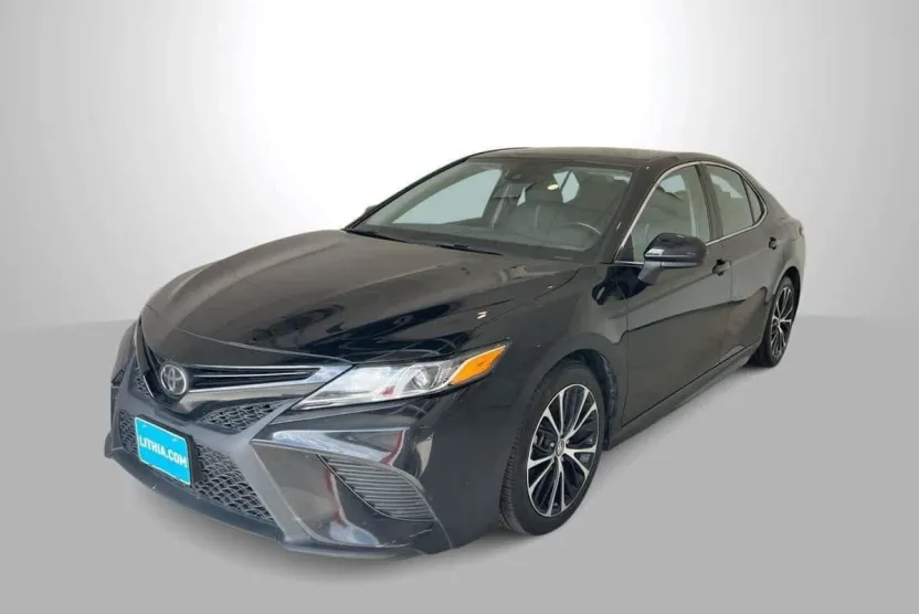 2019 Toyota Camry SE photo 1