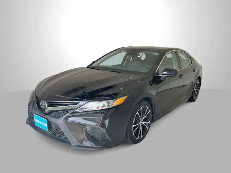 2019 Toyota Camry SE photo 1