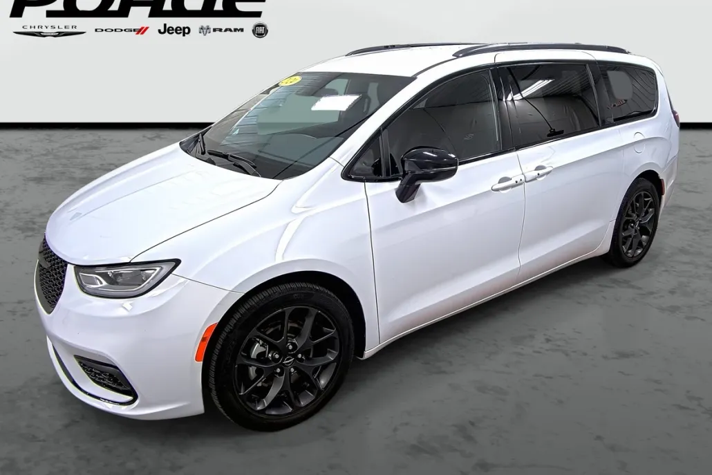2024 Chrysler Pacifica Touring L photo 1
