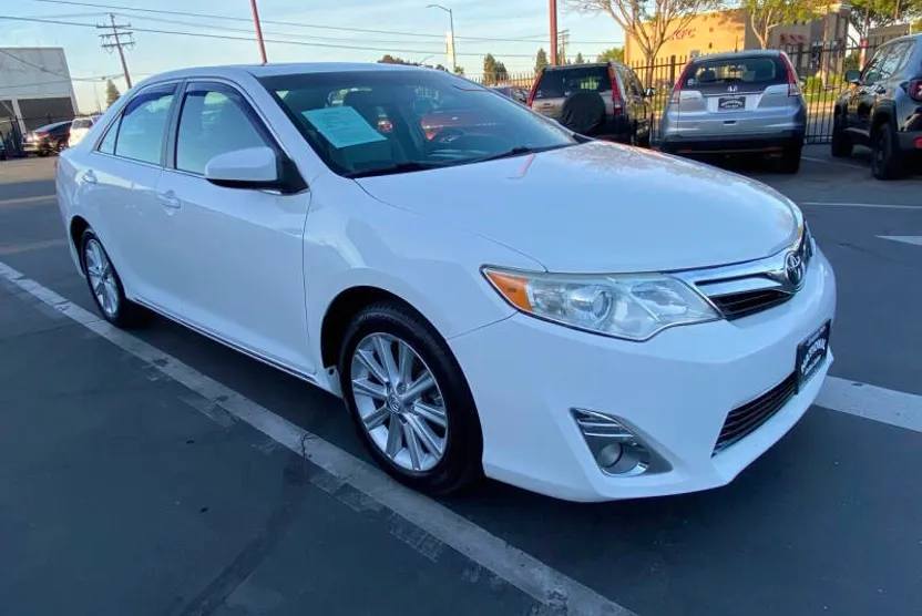 2014 Toyota Camry XLE photo 1