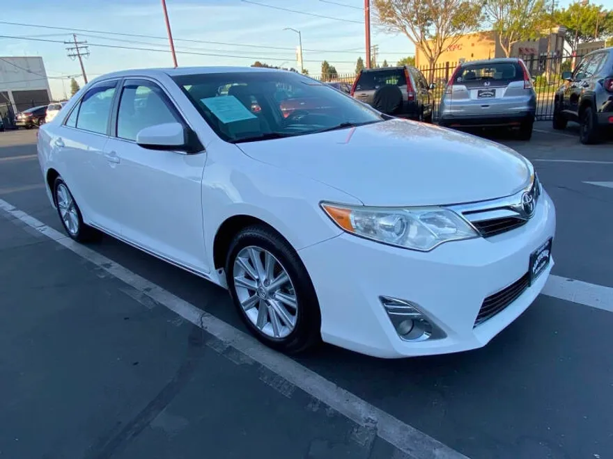2014 Toyota Camry XLE photo 1