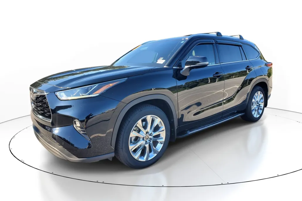 2023 Toyota Highlander L photo 1