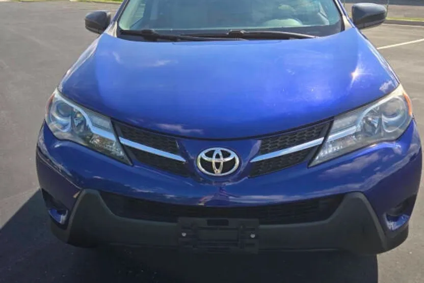 2015 Toyota RAV4 LE photo 1