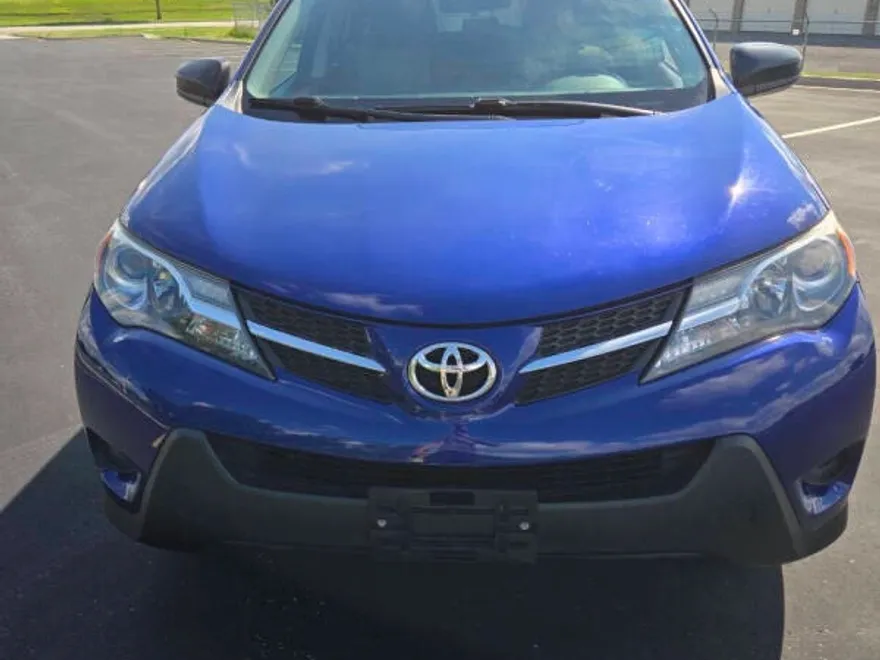 2015 Toyota RAV4 LE photo 1