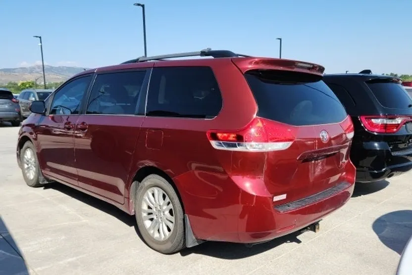 2013 Toyota Sienna XLE photo 1