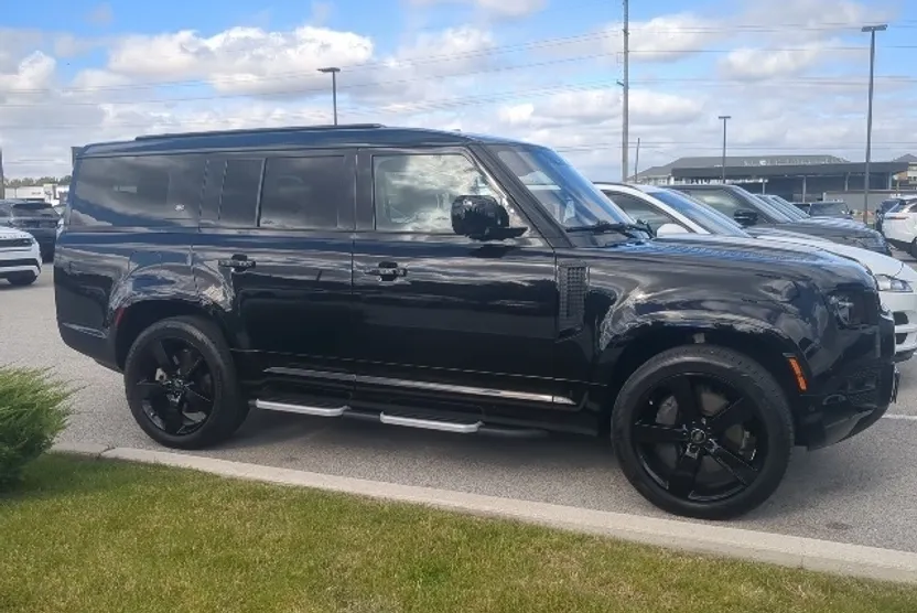 2023 Land Rover Defender 130 X-Dynamic SE photo 1