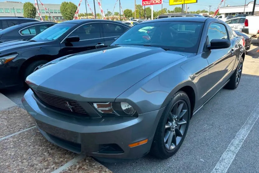 2011 Ford Mustang V6 Premium photo 1