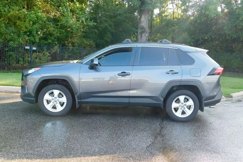 2021 Toyota RAV4 XLE photo 1