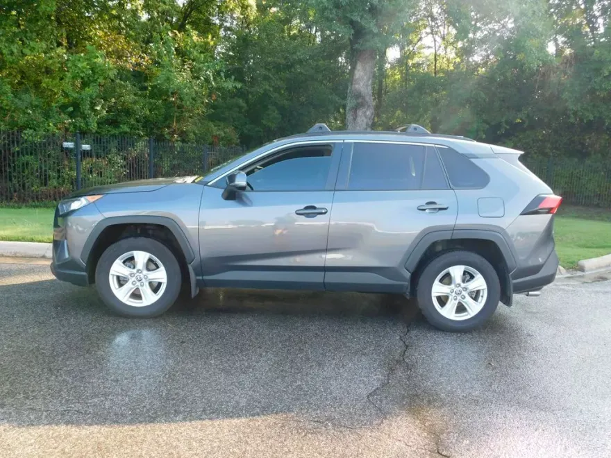 2021 Toyota RAV4 XLE photo 1