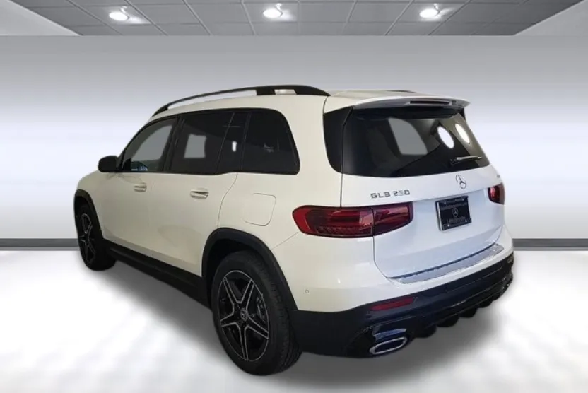 2024 Mercedes Benz GLB 250 4MATIC photo 1
