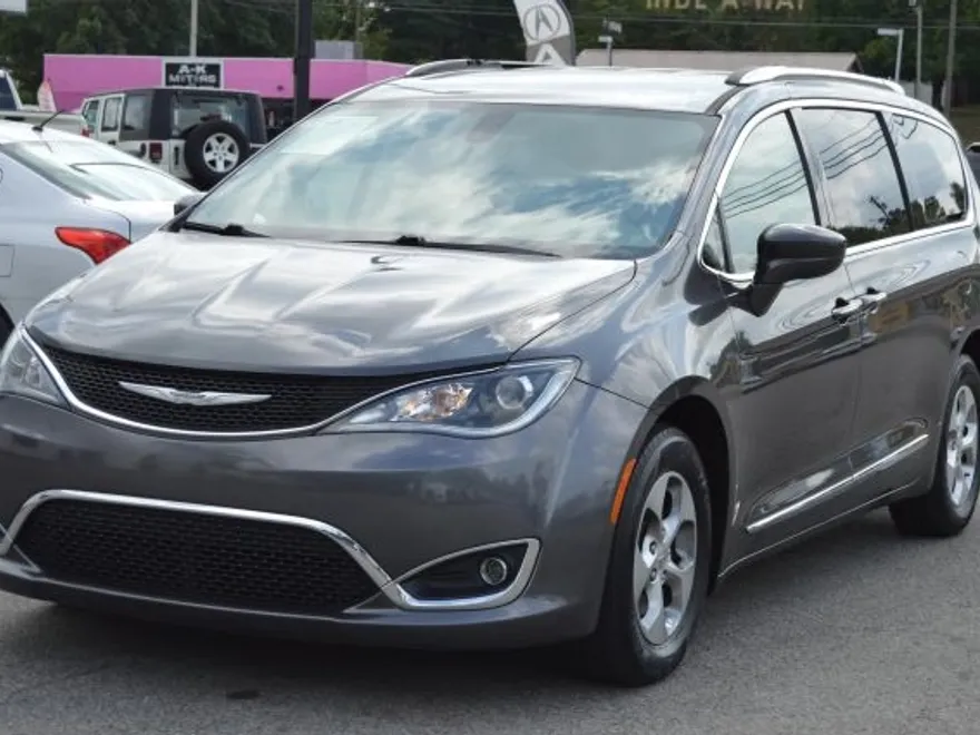 2017 Chrysler Pacifica Touring Plus photo 1