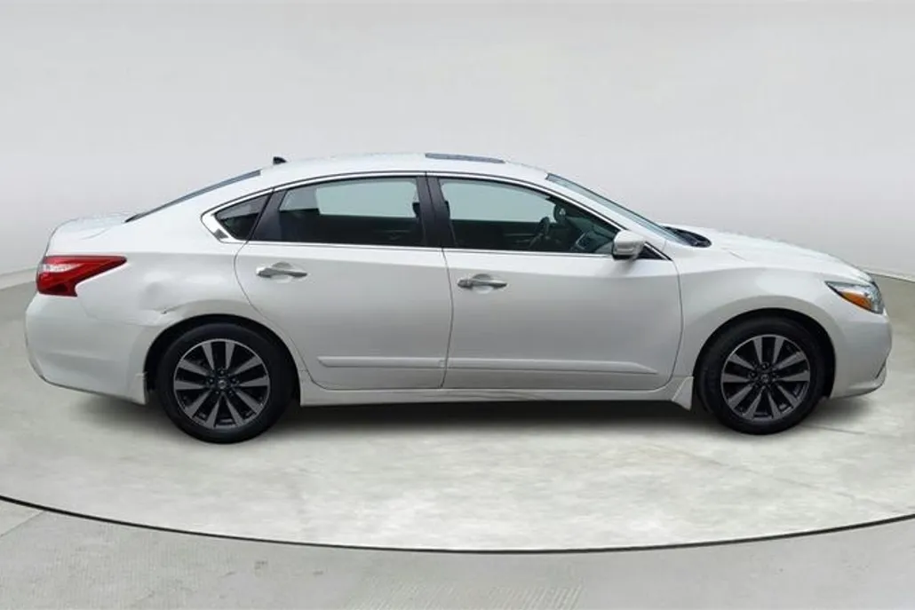 2017 Nissan Altima 2.5 SV photo 1