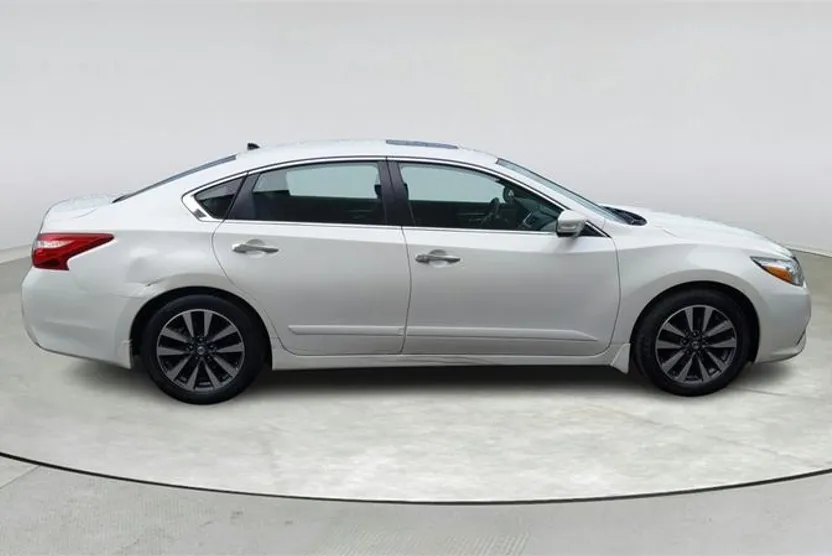 2017 Nissan Altima 2.5 SV photo 1