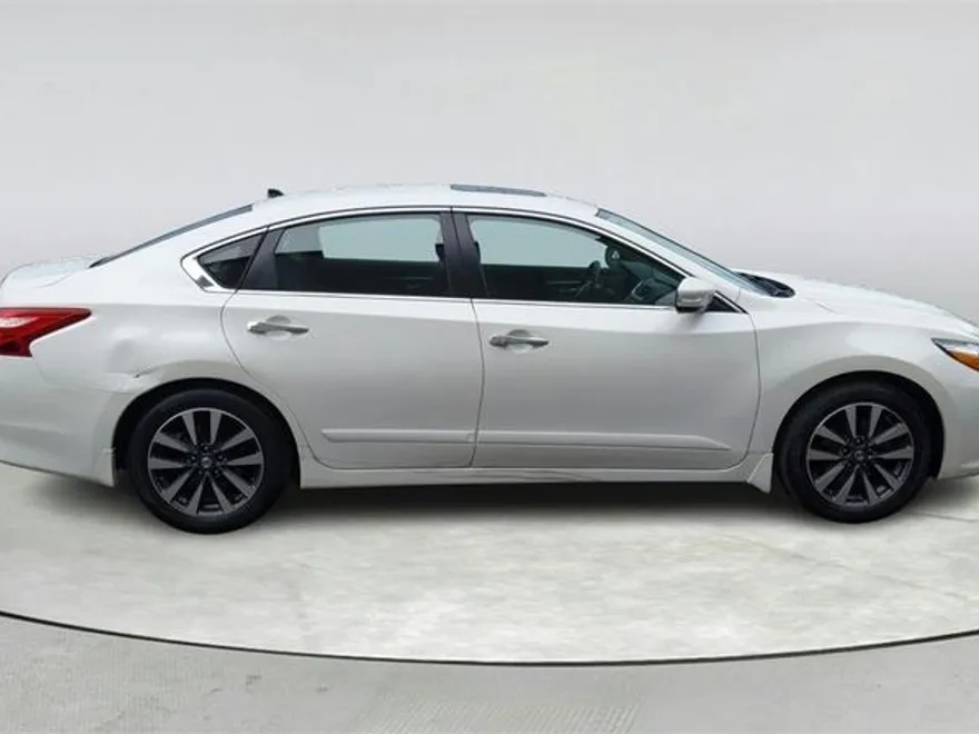 2017 Nissan Altima 2.5 SV photo 1