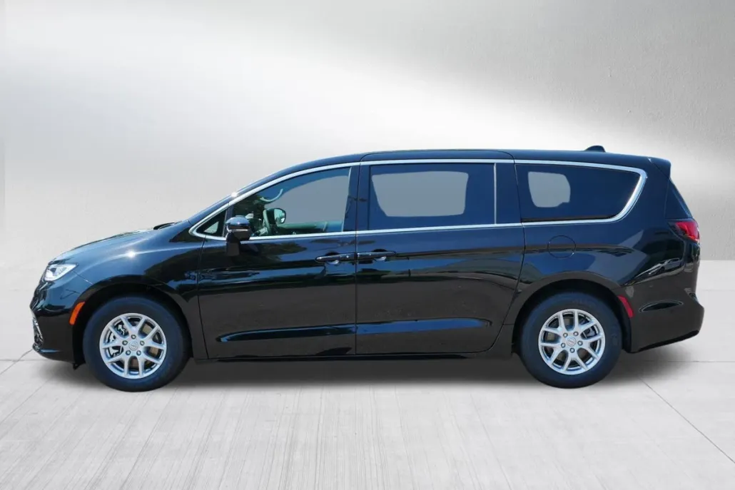2025 Chrysler Pacifica photo 1