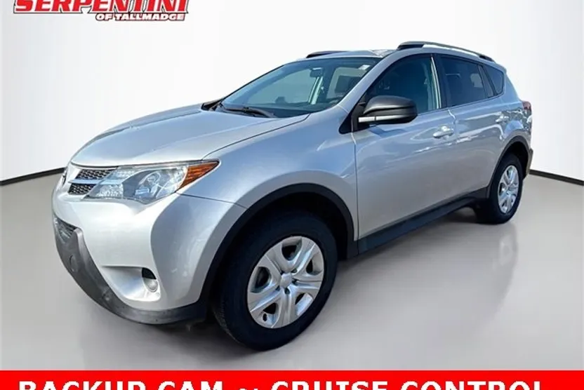 2015 Toyota RAV4 LE photo 1
