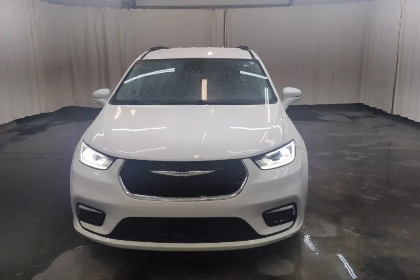 2022 Chrysler Pacifica Touring L photo 1