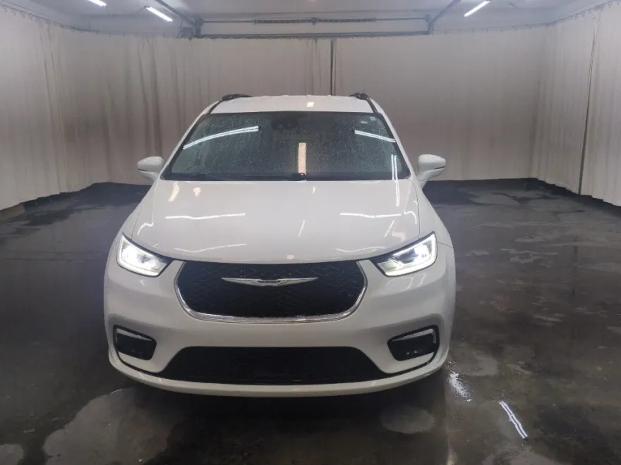 2022 Chrysler Pacifica Touring L photo 1