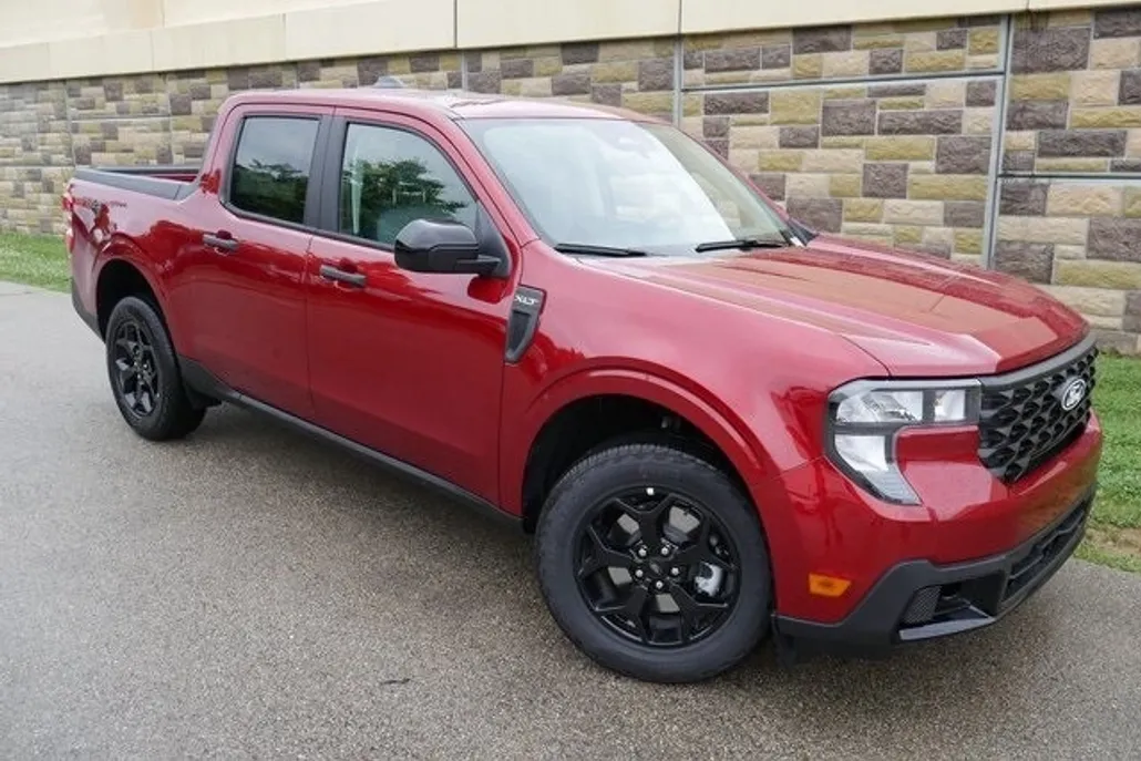 2025 Ford Maverick XLT photo 1