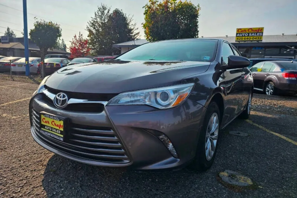 2016 Toyota Camry LE photo 1