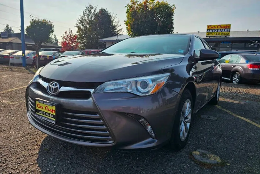 2016 Toyota Camry LE photo 1