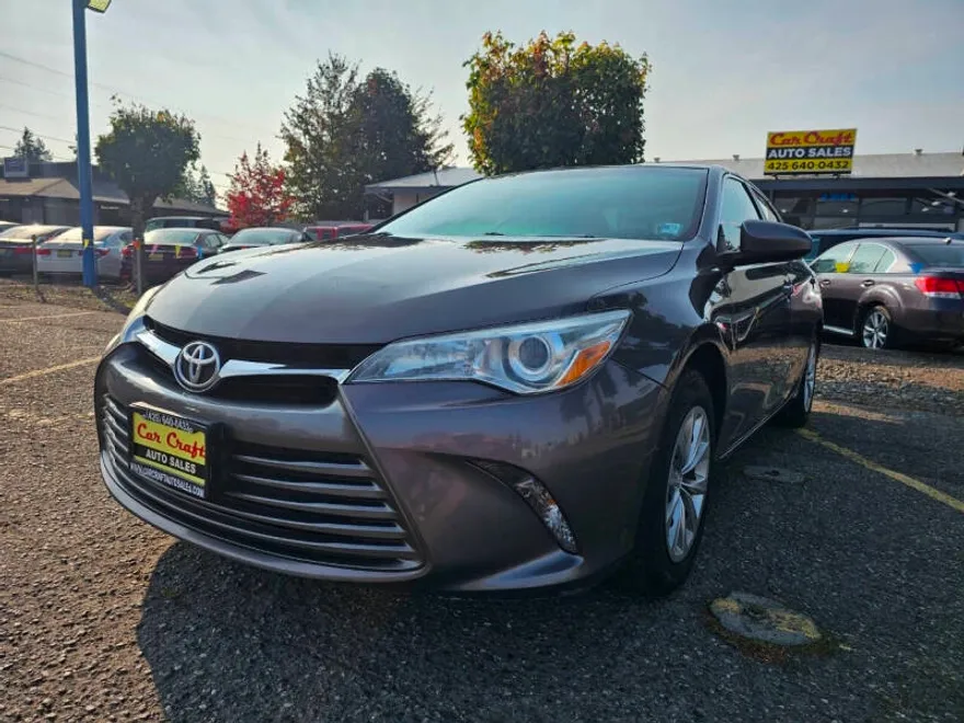 2016 Toyota Camry LE photo 1