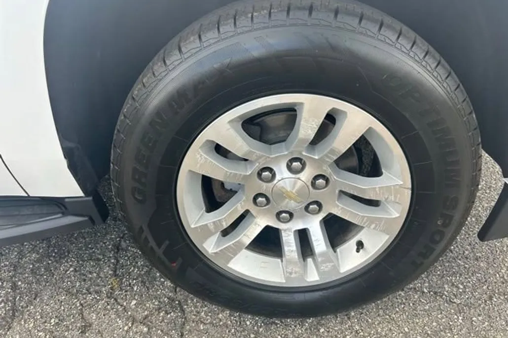 2019 Chevrolet Tahoe LT photo 1