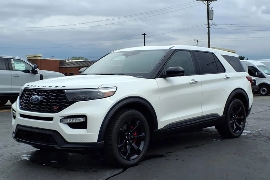 2022 Ford Explorer ST photo 1