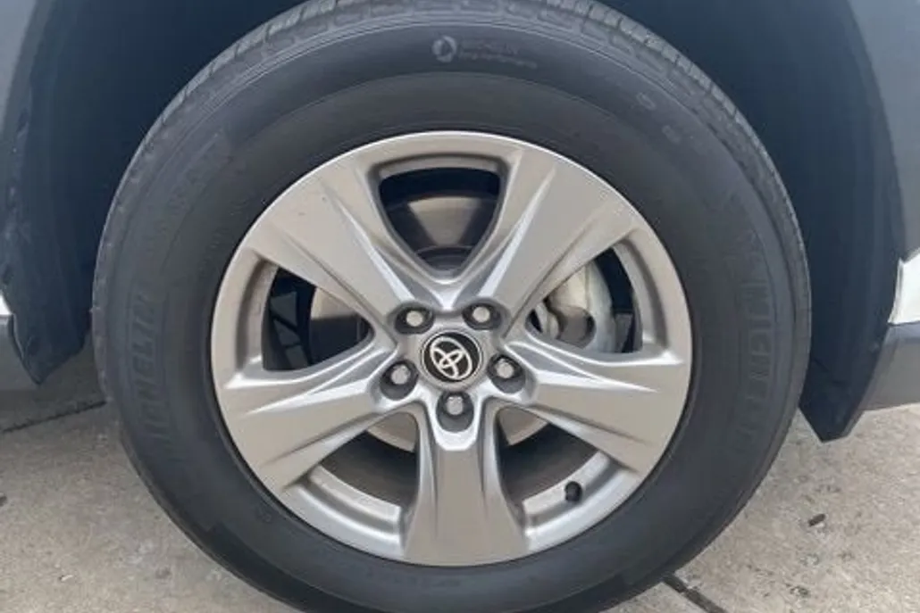 2024 Toyota RAV4 XLE photo 1