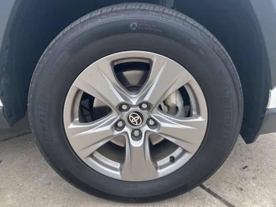 2024 Toyota RAV4 XLE photo 1