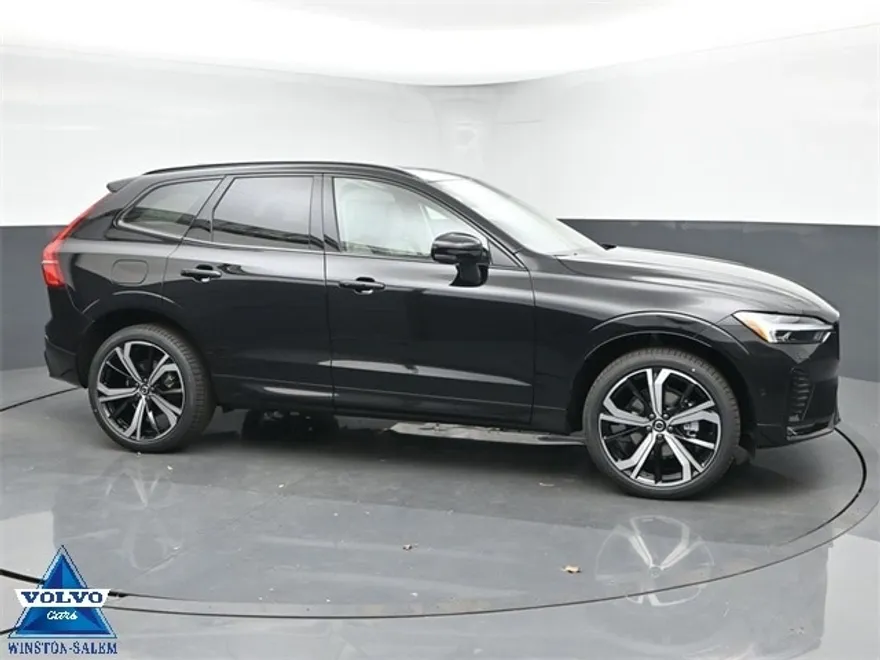 2025 Volvo XC60 B5 photo 1