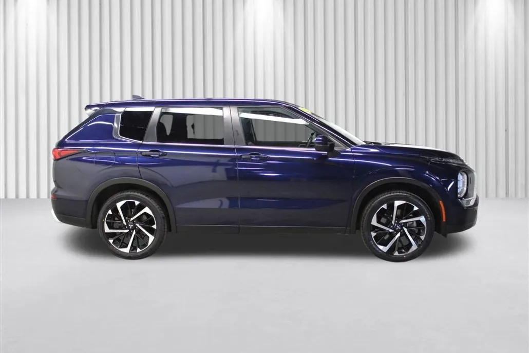 2023 Mitsubishi Outlander SE photo 1