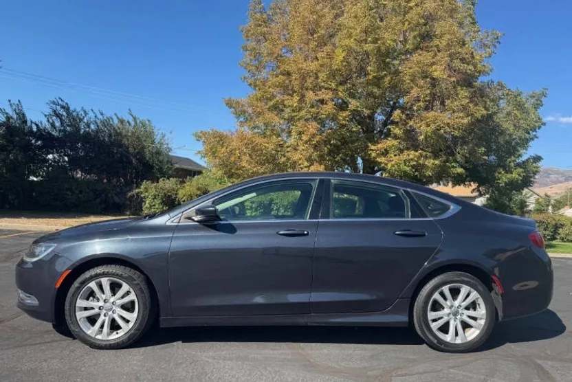 2016 Chrysler 200 Limited photo 1
