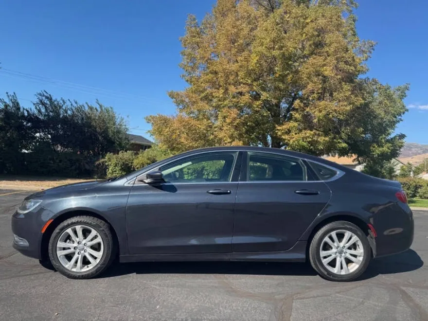 2016 Chrysler 200 Limited photo 1