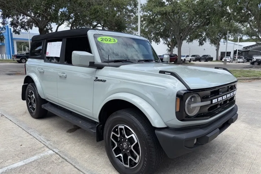 2023 Ford Bronco Outer Banks photo 1