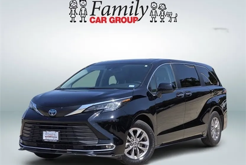 2022 Toyota Sienna XLE photo 1