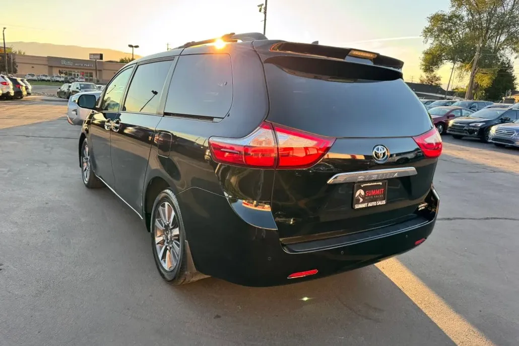 2019 Toyota Sienna Limited Premium photo 1