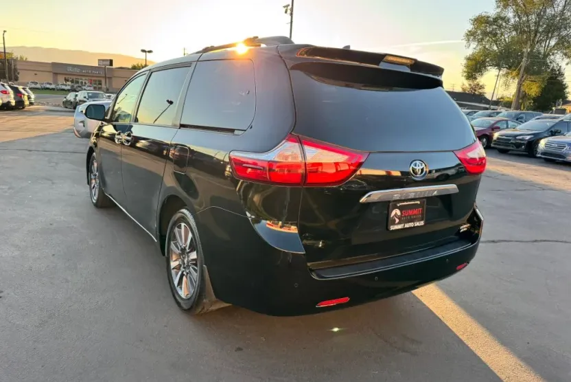 2019 Toyota Sienna Limited Premium photo 1