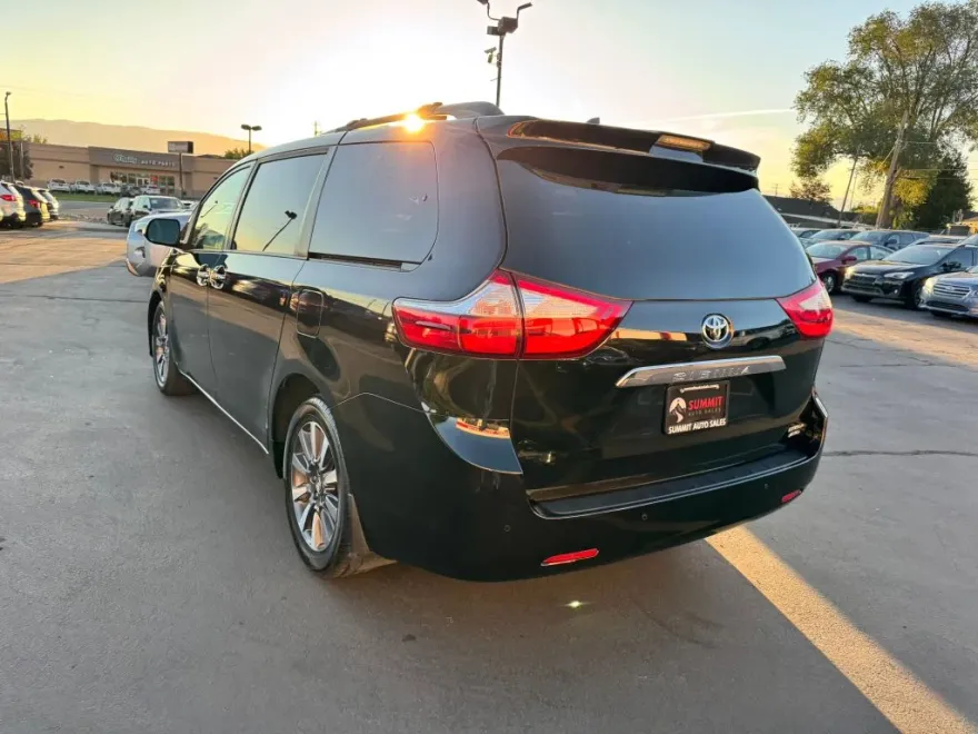 2019 Toyota Sienna Limited Premium photo 1