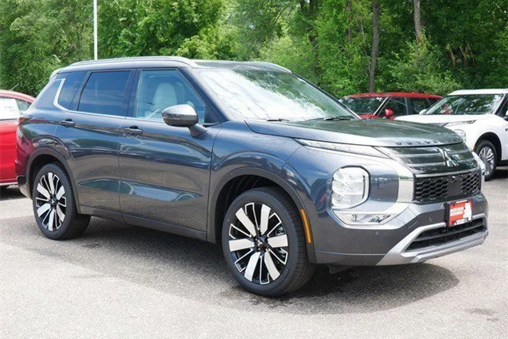 2025 Mitsubishi Outlander SEL photo 1