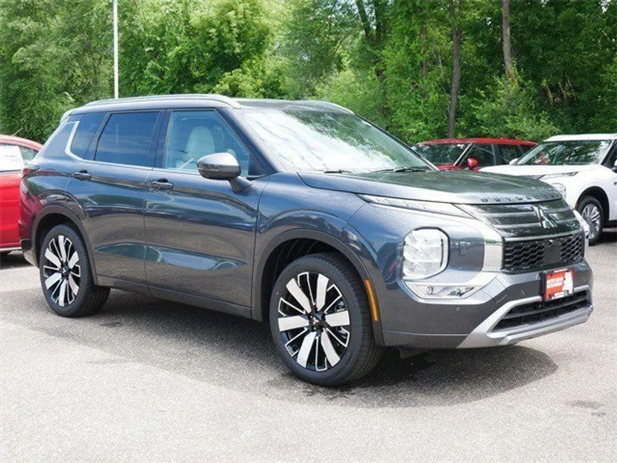 2025 Mitsubishi Outlander SEL photo 1