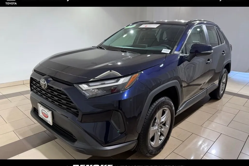 2022 Toyota RAV4 XLE photo 1