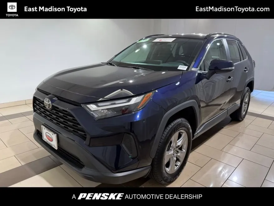 2022 Toyota RAV4 XLE photo 1