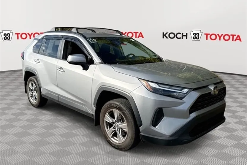2022 Toyota RAV4 XLE photo 1